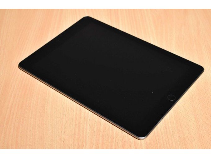 Apple iPad 6. Generation A1893 32 GB 9,7" (24,63cm)
Ansicht von vorne