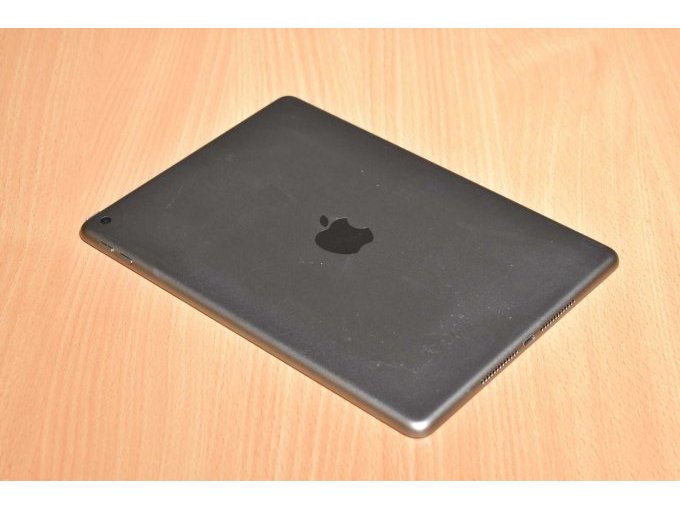 Apple iPad 6. Generation A1893 32 GB 9,7" (24,63cm)
Ansicht von hinten