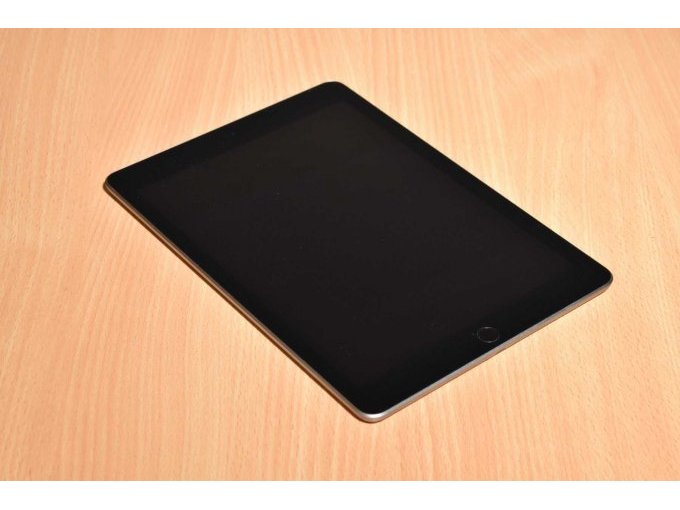 Apple iPad 6. Generation A1893 32 GB 9,7" (24,63cm)
Ansicht von vorne