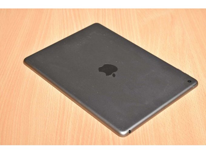 Apple iPad 6. Generation A1893 32 GB 9,7" (24,63cm)
Ansicht von hinten