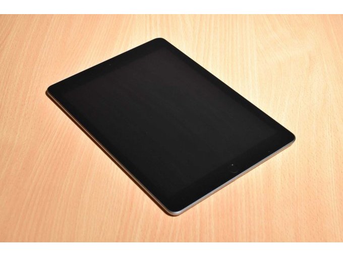 Apple iPad 6. Generation A1893 32 GB 9,7" (24,63cm)
Ansicht von vorne