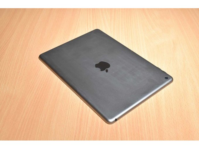 Apple iPad 6. Generation A1893 32 GB 9,7" (24,63cm)
Ansicht von hinten