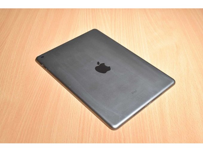 Apple iPad 6. Generation A1893 32 GB 9,7" (24,63cm)
Ansicht von hinten