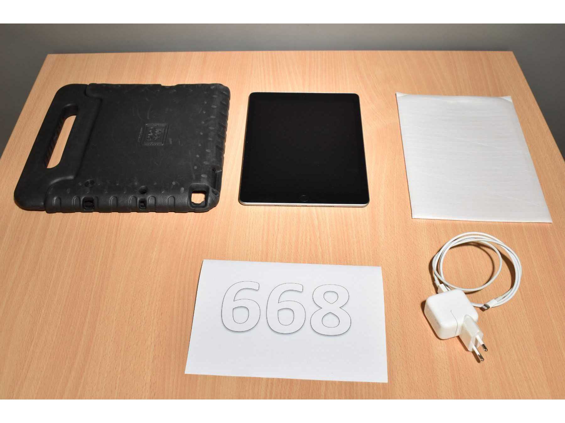 Apple iPad 6. Generation A1893 32 GB 9,7" (24,63cm)
Gesamtansicht von vorne