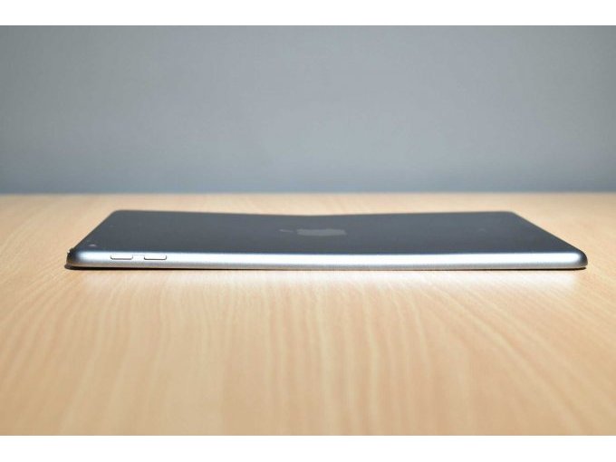 Apple iPad 6. Generation A1893 32 GB – Verbogen
Ansicht von der Seite