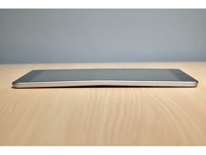 Apple iPad 6. Generation A1893 32 GB – Verbogen
Ansicht von der Seite