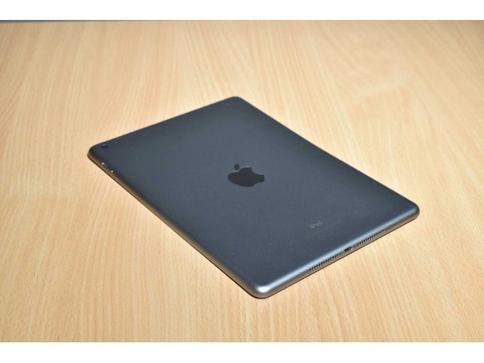 Apple iPad 6. Generation A1893 32 GB – Verbogen
Ansicht von hinten