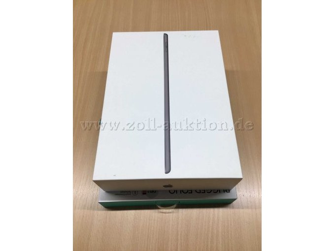 Apple iPad 7 und Logitech Tastaturhülle in ihren Kartons