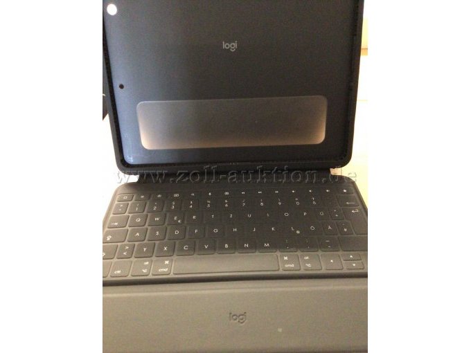 Logitech Hülle/Tastatur, aufgestellt und aufgeklappt
