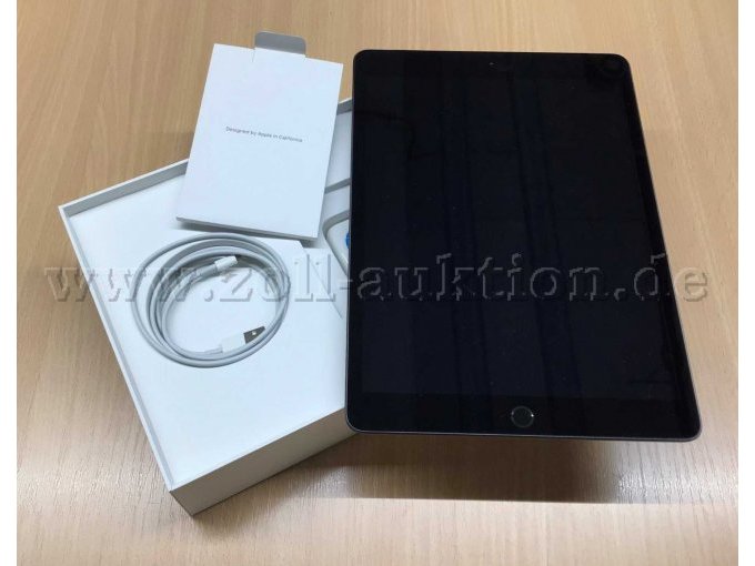 Apple iPad 7 mit Kabel und Adapter