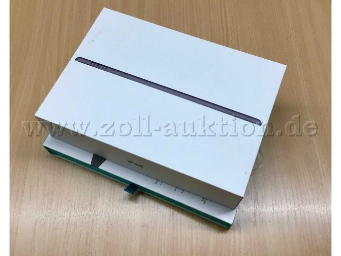 Apple iPad 7 und Logitech Tastaturhülle in ihren Kartons