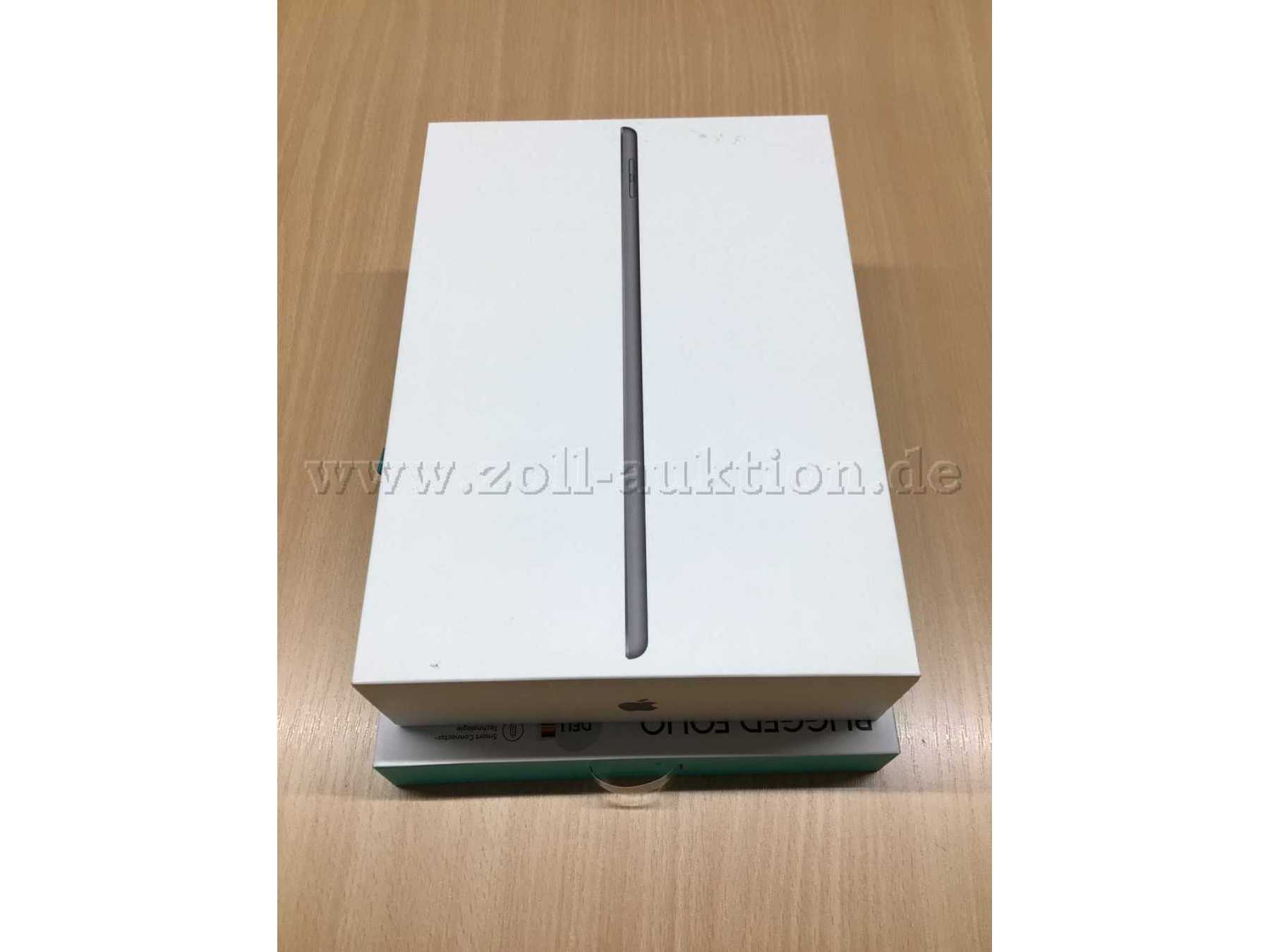 Apple iPad 7 und Logitech Tastaturhülle in ihren Kartons