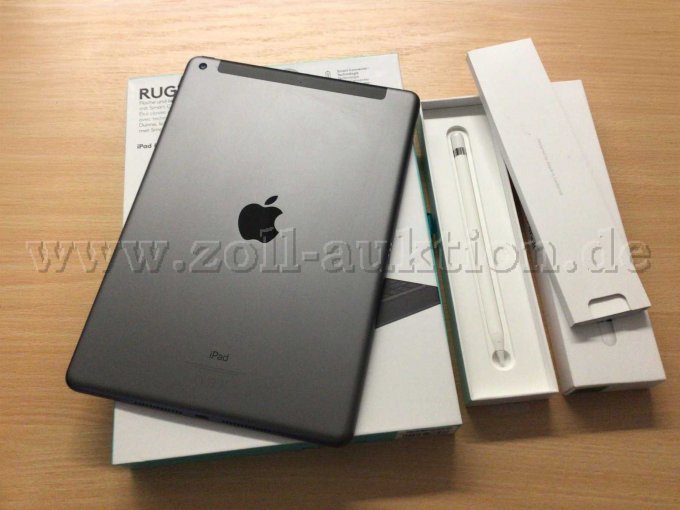 iPad 7 Rückseite mit Tastaturhülle und Apple Pencil geöffnet