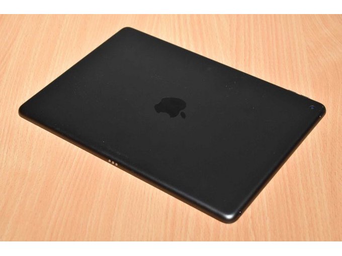 Apple iPad 8. Generation A2270 32 GB – 10,2" (25,91cm)
Ansicht von hinten