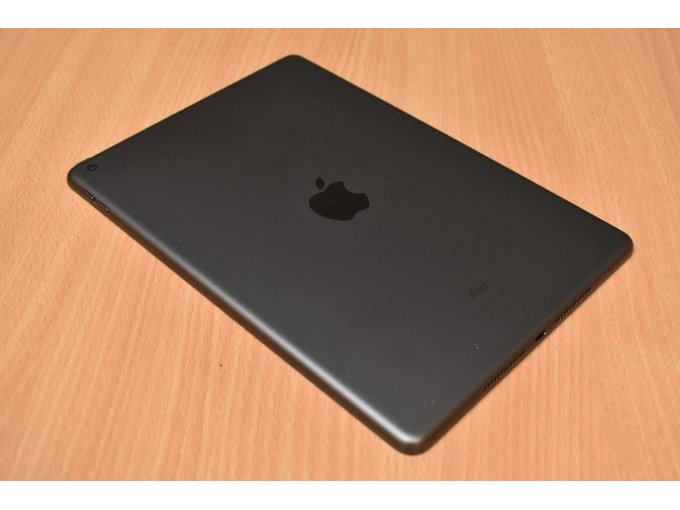 Apple iPad 8. Generation A2270 32 GB – 10,2" (25,91cm)
Ansicht von hinten