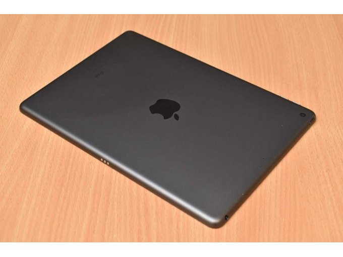 Apple iPad 8. Generation A2270 32 GB – 10,2" (25,91cm)
Ansicht von hinten