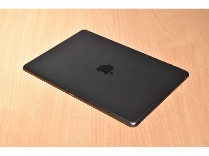 Apple iPad 8. Generation A2270 32 GB – Display defekt
Ansicht von hinten