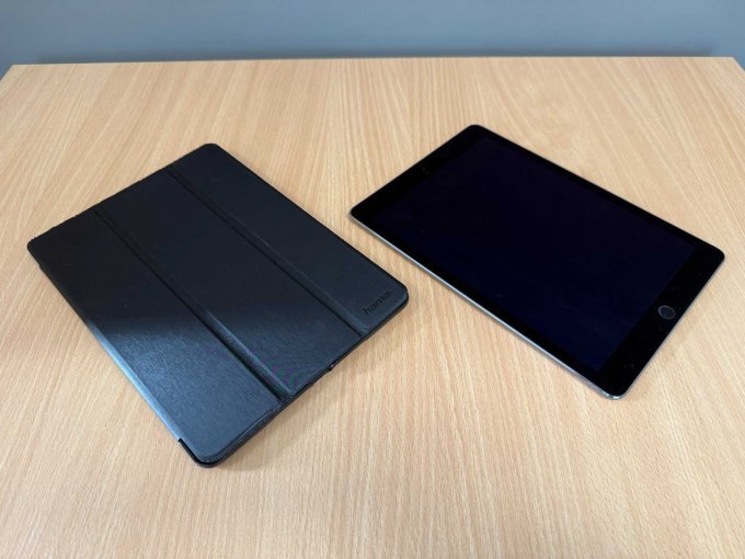 Apple iPad Air 2 A1566 64 GB
Vorderseite Ipad mit Hülle