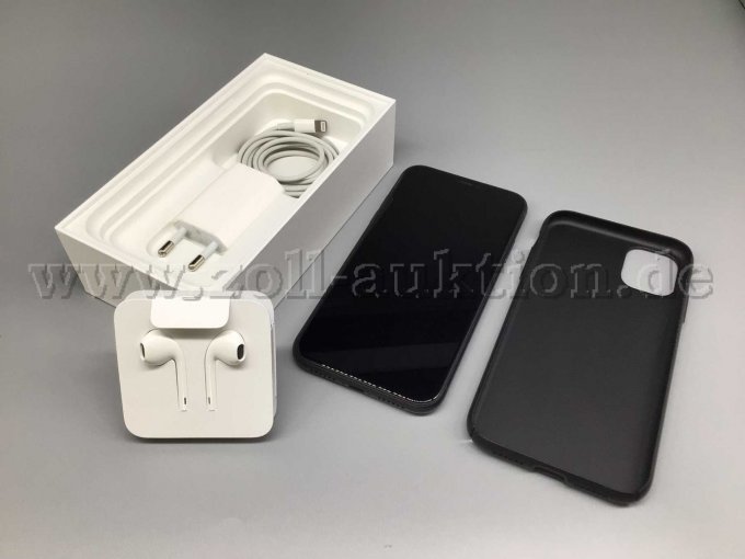 Apple iPhone 11 Vorderansicht mit danebenliegender Hülle. Adapter und Ladelabel im Karton zur Ansicht. Davor stehen die EarPods.