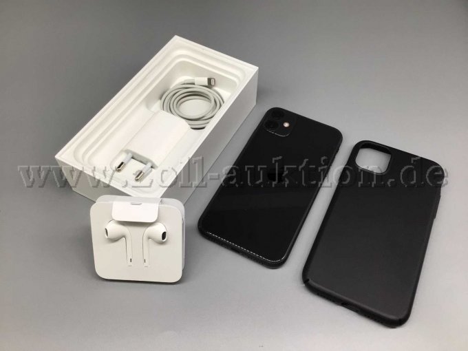 Apple iPhone 11 Backcoveransicht mit danebenliegender Hülle. Adapter und Ladelabel im Karton zur Ansicht. Davor stehen die EarPods.