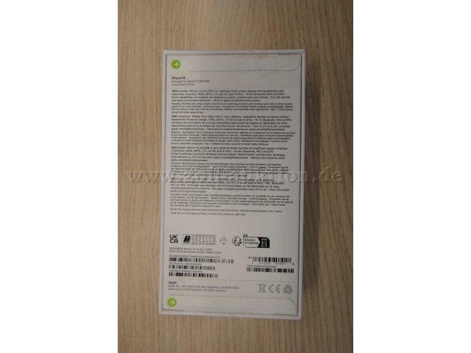 Originale, ungeöffnete Verpackung Apple iPhone 14.
Unterseite, mit Angaben zu den Gerätedaten und dem Inhalt.