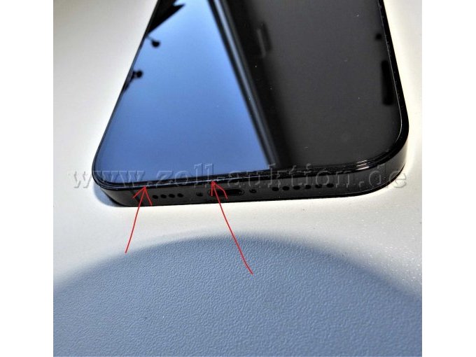 Untere Gehäusekante - kleine Einkerbung und Kratzer