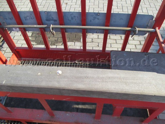 Umrandung und Gitterrost