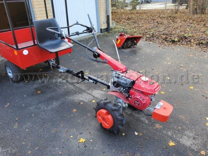 Ackerschlepper mit Anhänger und Anbauteilen