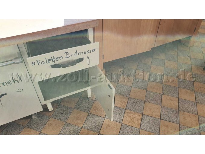 Schubladenauszug und Schranktürchen