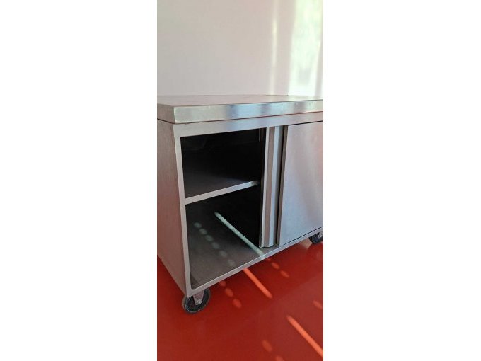 1 Arbeitstisch Rieber fahrbar mit Schiebetüren – foto 4 – kavel bij Zoll-Auktion, München