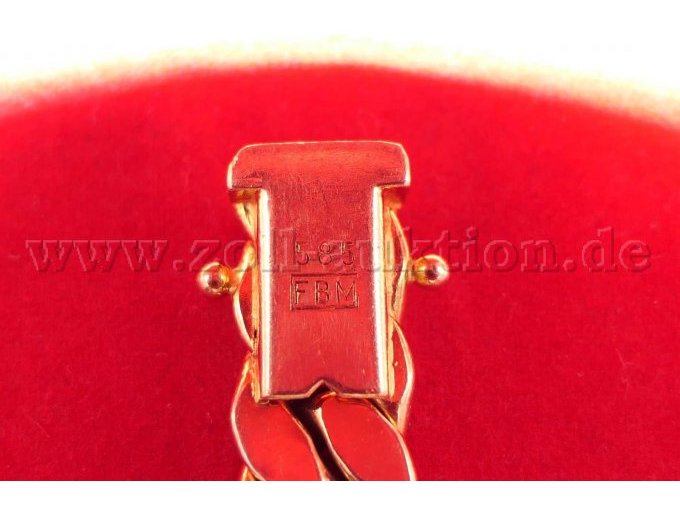 Detailaufnahme der 585er Punzierung