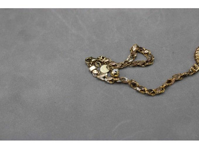 Detailansicht Armband, Farbrückstände