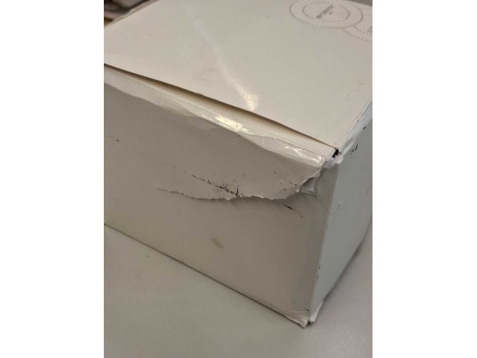 stark beschädigter Schutzkarton (2)