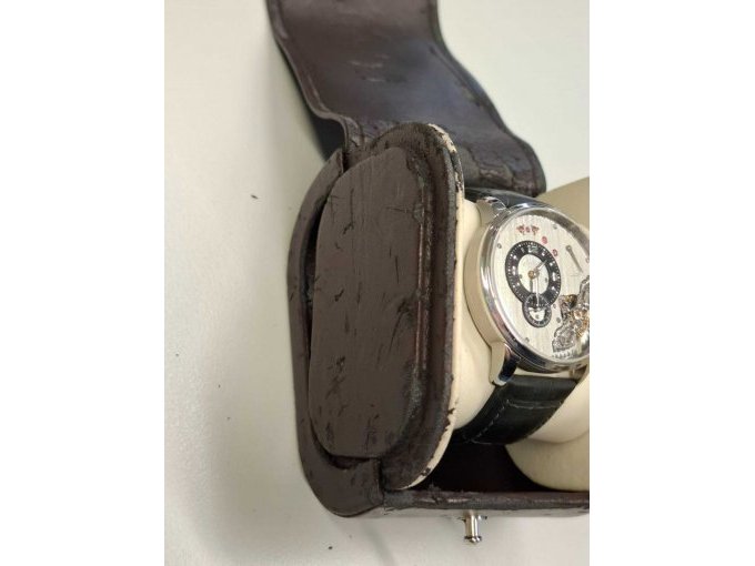 Uhr auf beschädigter Uhrenbox