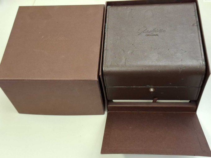 Umverpackung in Karton geöffnet