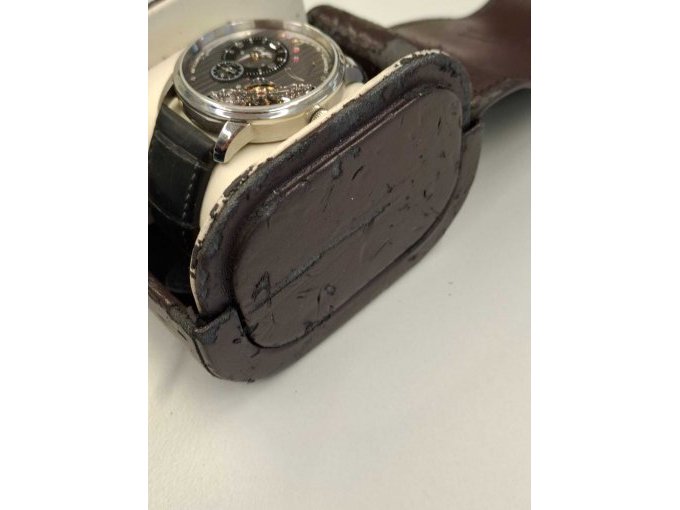 seitliche Ansicht beschädigte Uhrenbox