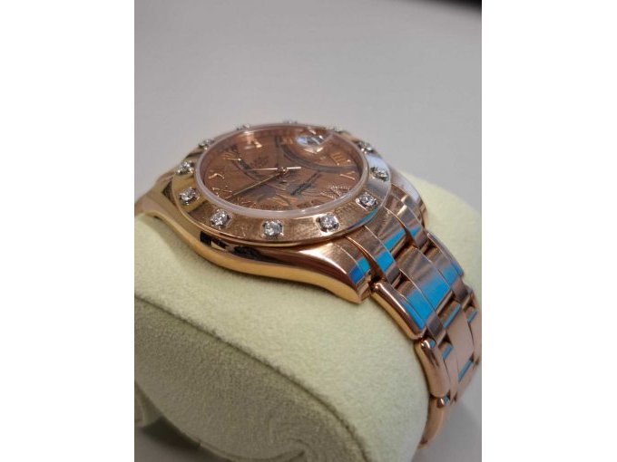 seitliche Ansicht auf Kissen