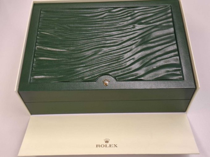 Uhrenbox mit Umverpackung