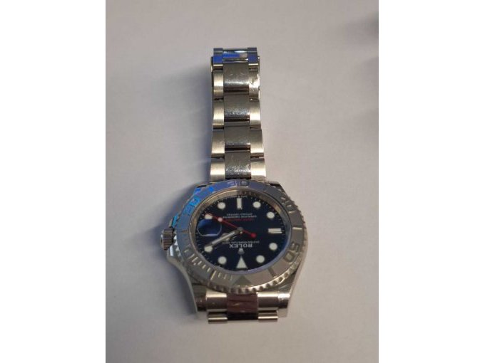 Uhr liegend von hinten