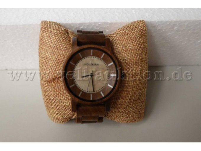 Armbanduhr mit Zierkissen