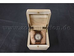 geöffnetes Holzkistchen