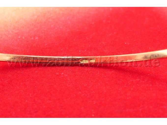 Detailaufnahme 750er Punzierung