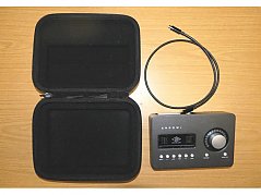 Ansicht Gerät mit Case zur Aufbewahrung und Kabel