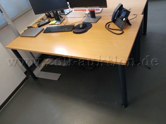 Schreibtisch frontal