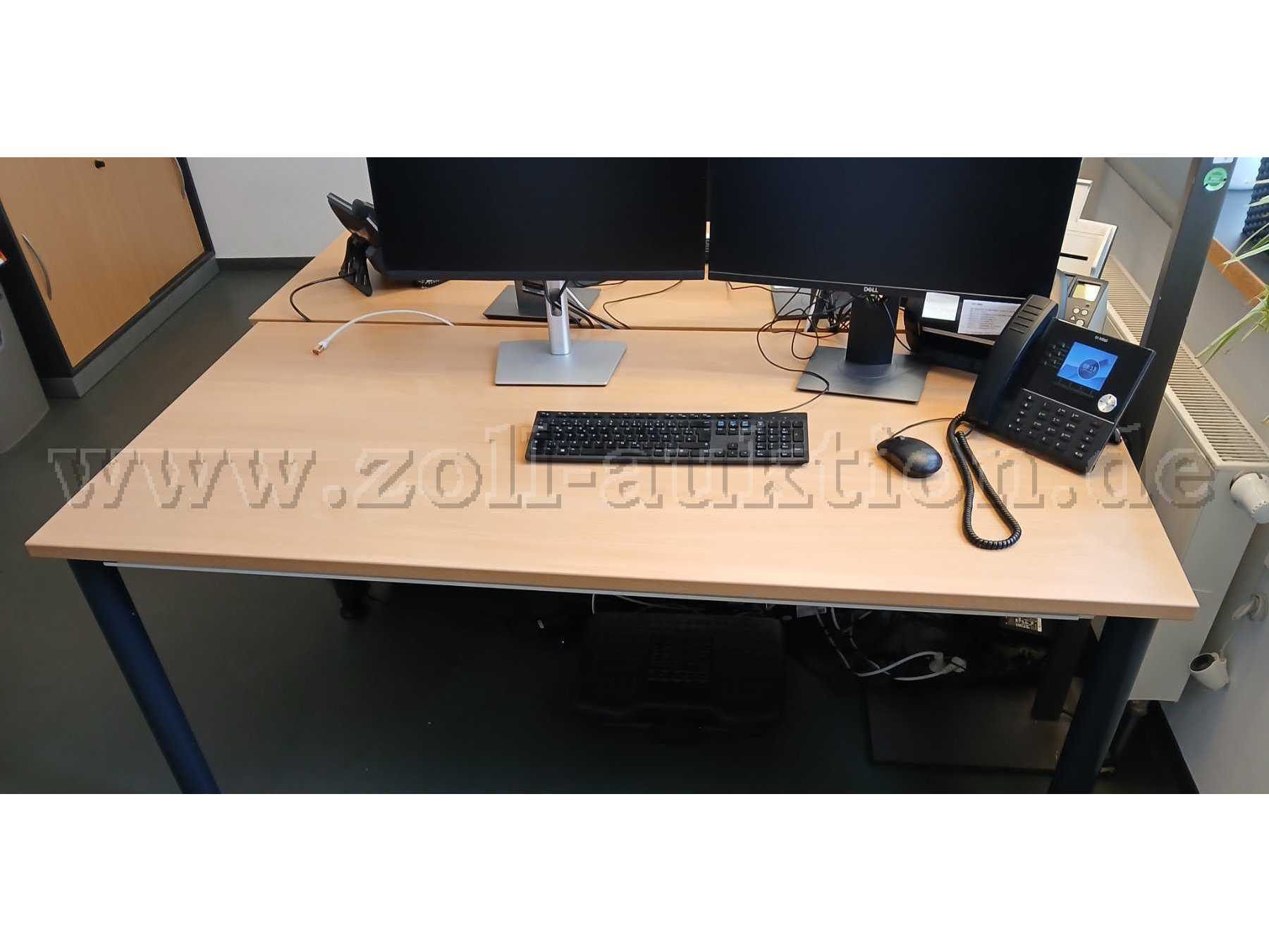 Schreibtisch frontal