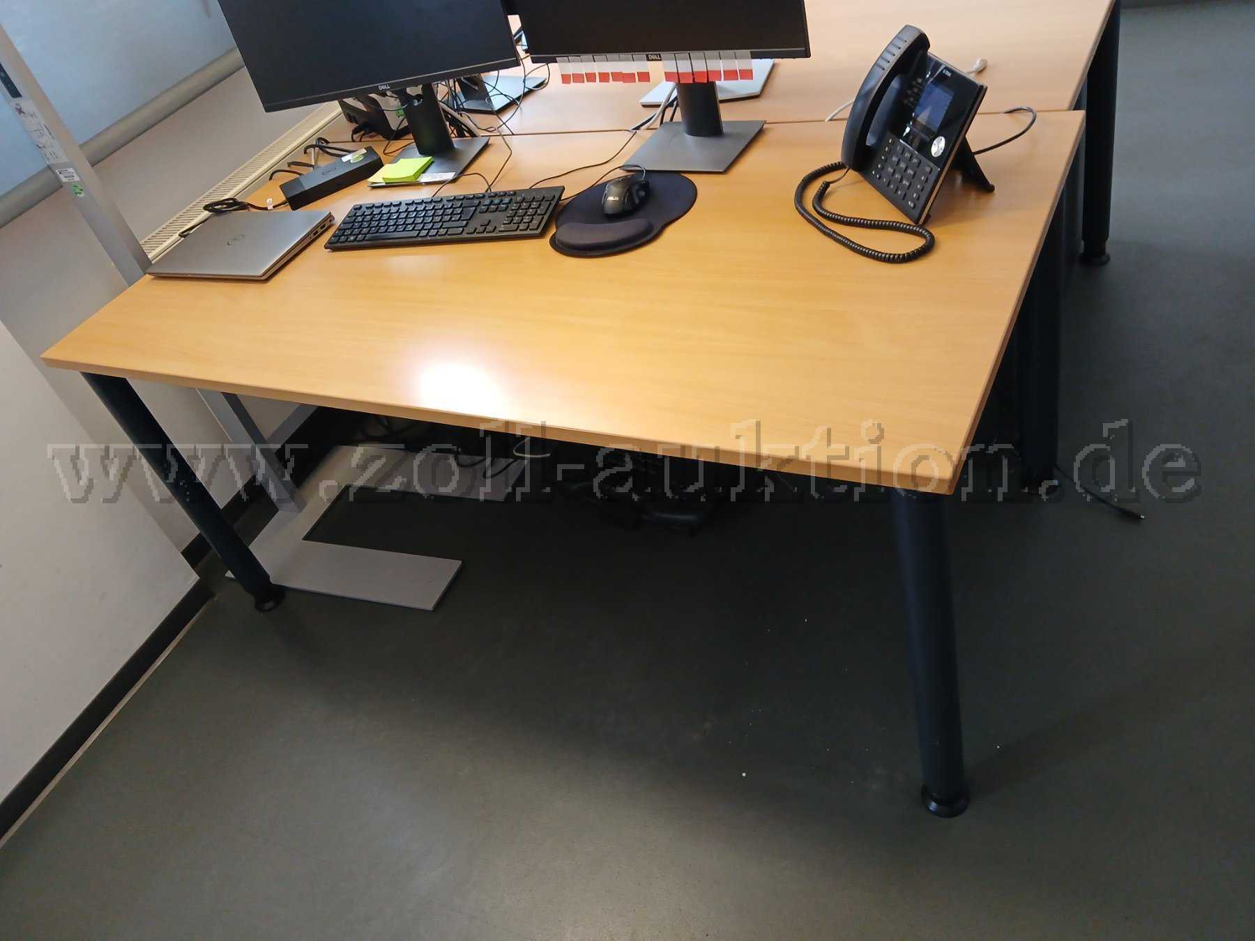 Schreibtisch frontal