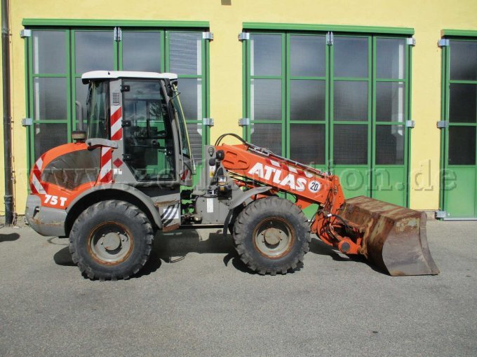 Atlas Teleskoplader AR 75 T mit Arbeitskorb und Palettengabel, stark gebraucht: Ansicht Lader von rechts