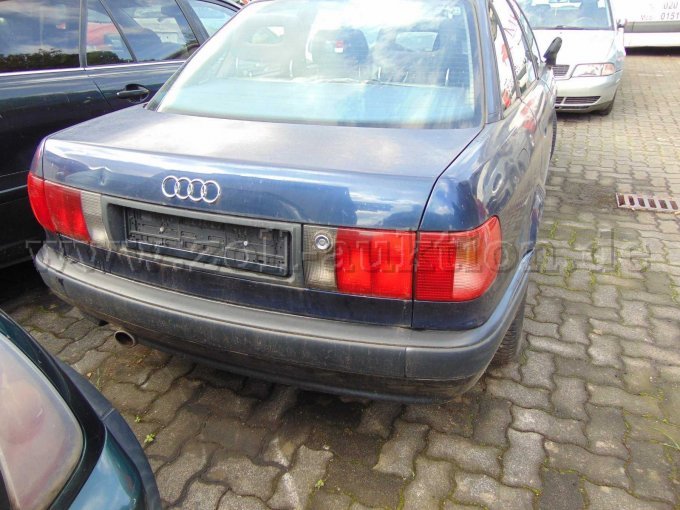 Ansicht von hinten. Kofferraumdeckel mit kleiner Beule