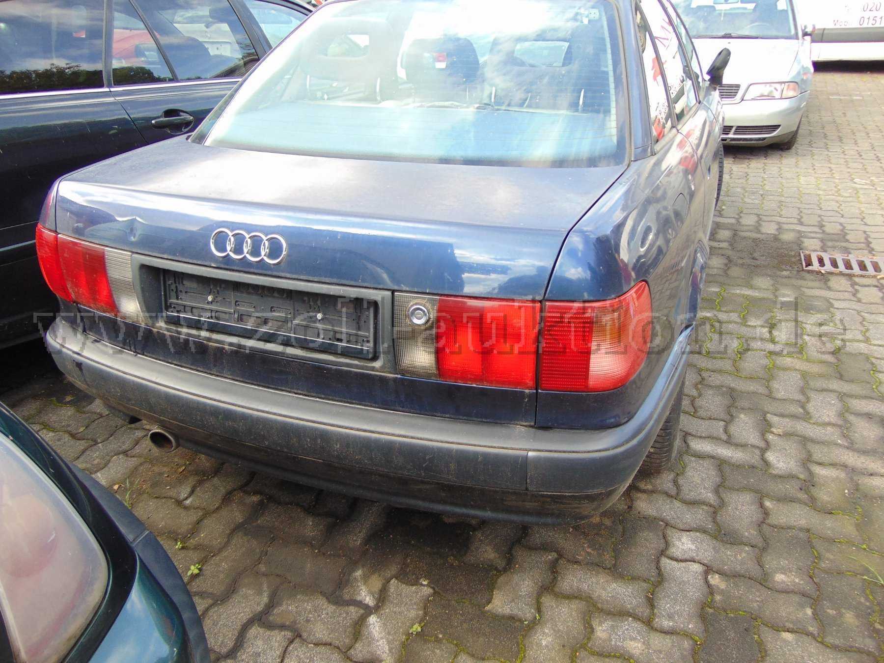 Ansicht von hinten. Kofferraumdeckel mit kleiner Beule