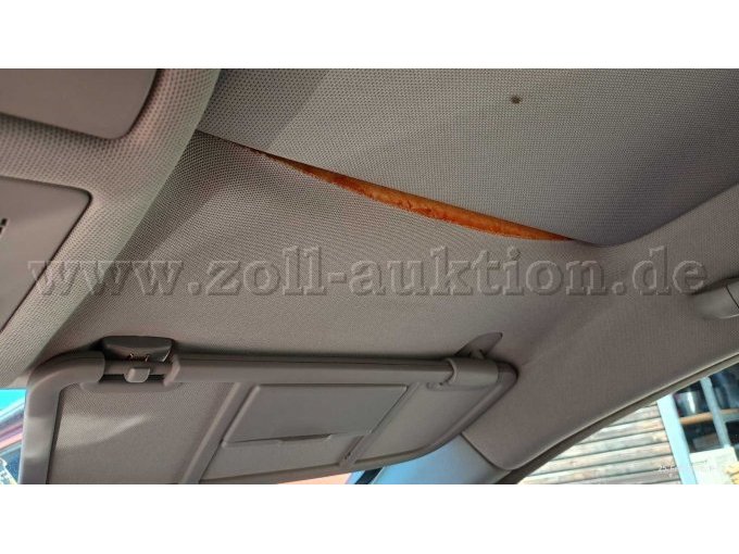 Fahrzeughimmel mit der Beschädigung vom Beifahrersitz